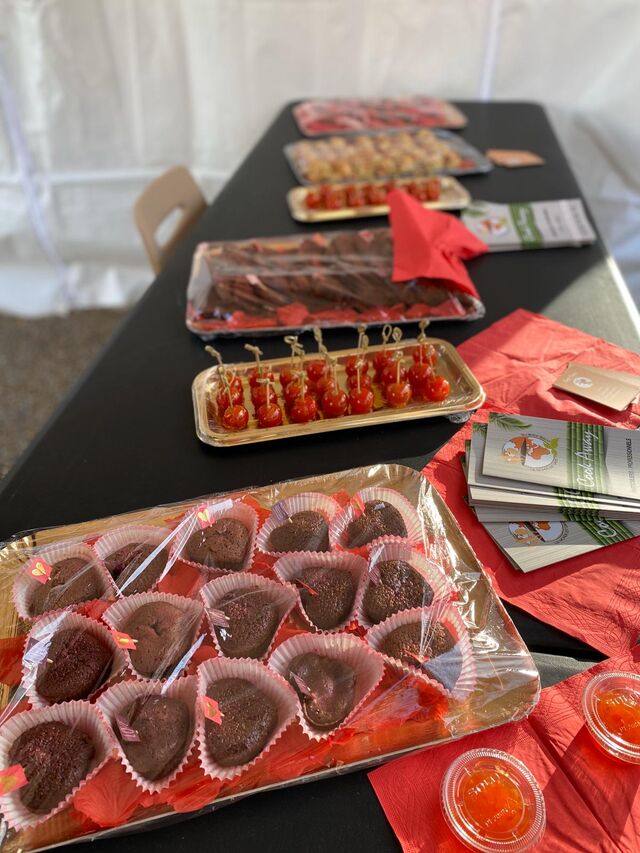 Moelleux chocolat coeur , mini pommes d’amour, feuilletés etc... 100% faits maison et produit frais !