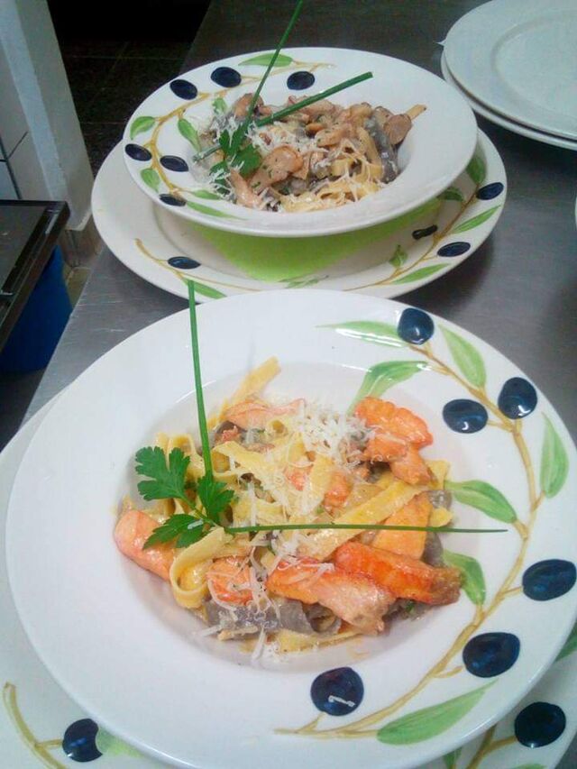 Tagliatelle Lachs und 9 