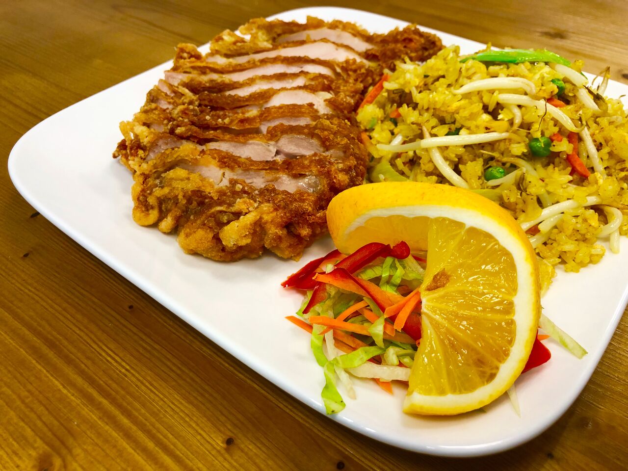 Gebratene Hähnchenbrust mit Bratreis