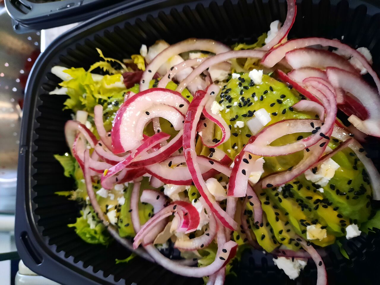 Ensalada de Aguacate con Queso Feta, Cebolla Roja y Semillas Nigella