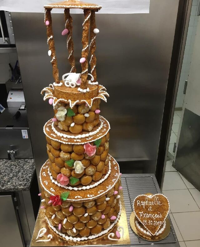 Pièce montée pour 60 personnes ainsi qu'une part sans lactose mise à part. 