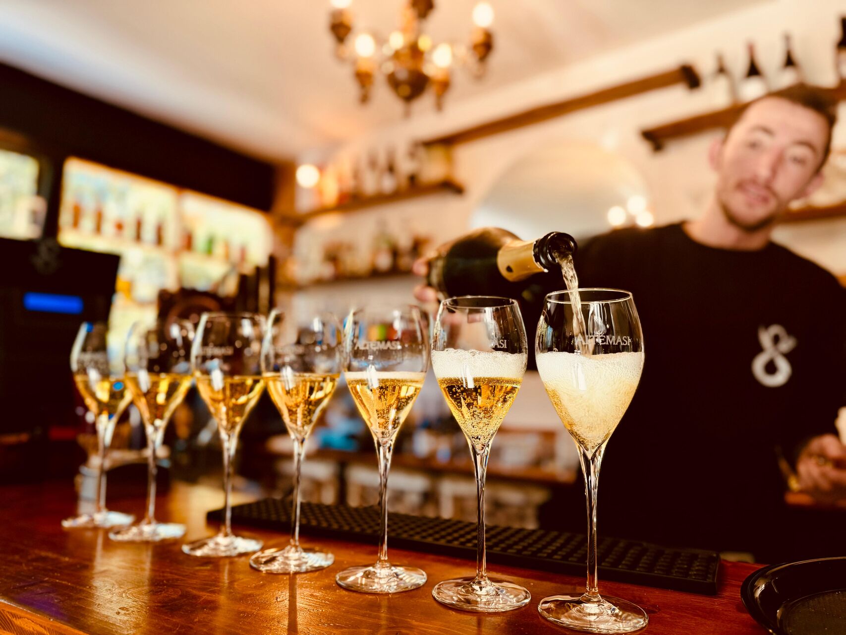 Vini Selezionati, Aperitivi Sfiziosi e Atmosfera Accogliente