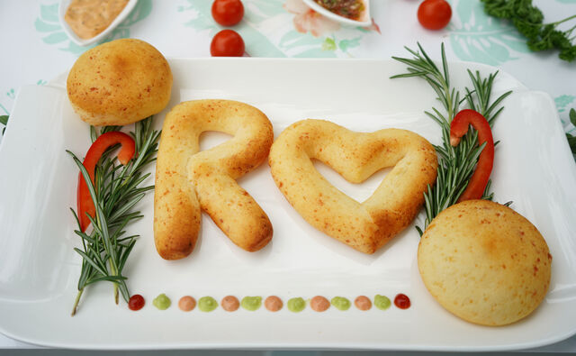 Pandebonos./ 1€
Käsebrötchen.