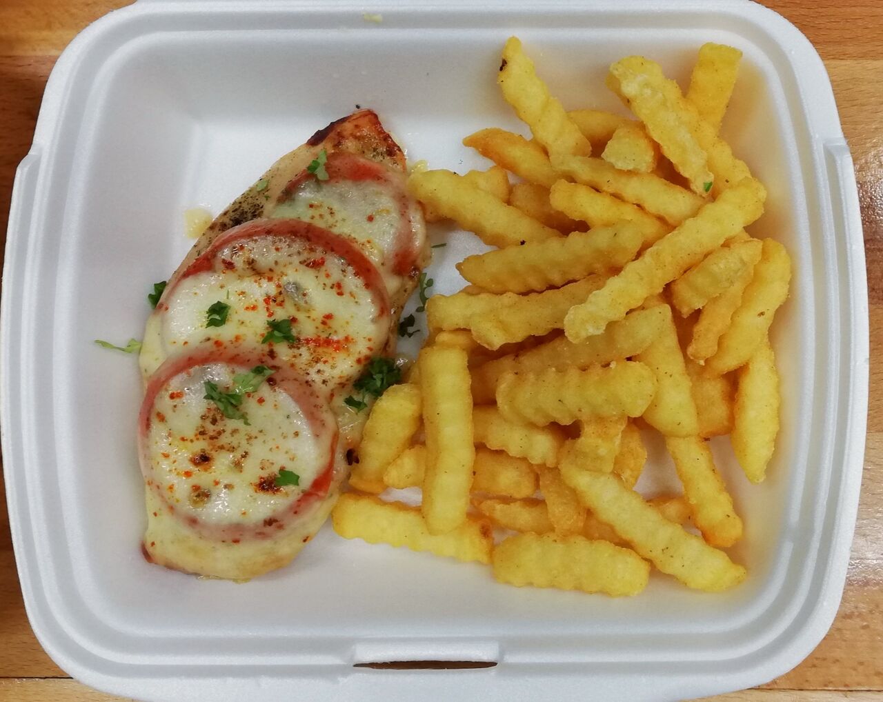 Zartes Hähnchenbrustfilet mit Tomate/Mozzarella überbacken dazu Pommes-Frites As