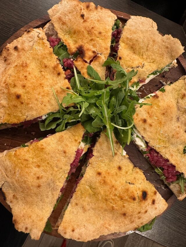 Focaccia ripiena tartare nocciole e burrata 