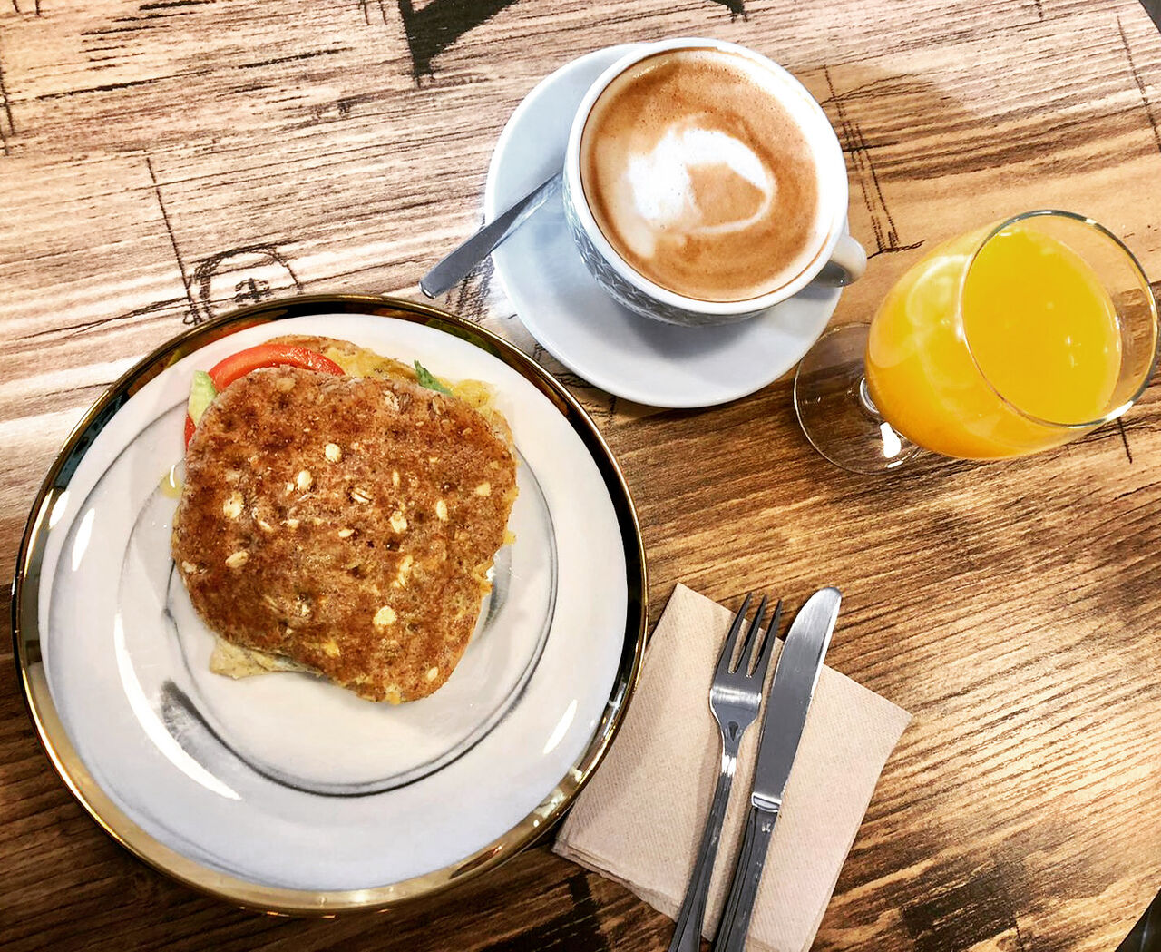 DESAYUNO TORRE DE HERCULES, UN DELICIOSO SAMDWICH ENERGETICO CON AGUACATE, TOMATE, HUEVO Y PAN DE CEREALES