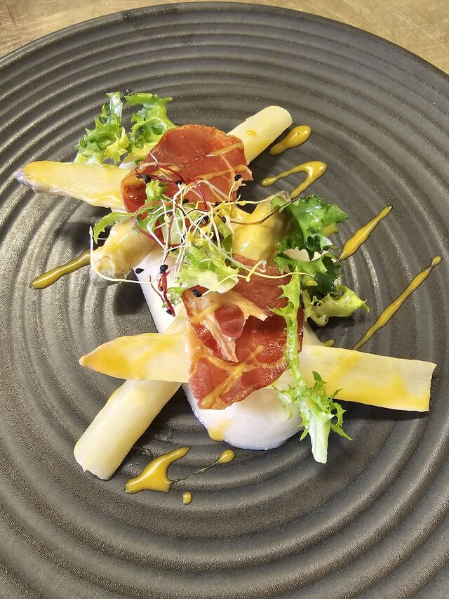 La panna cotta d'asperges, vinaigrette d'agrumes et coppa séchée 