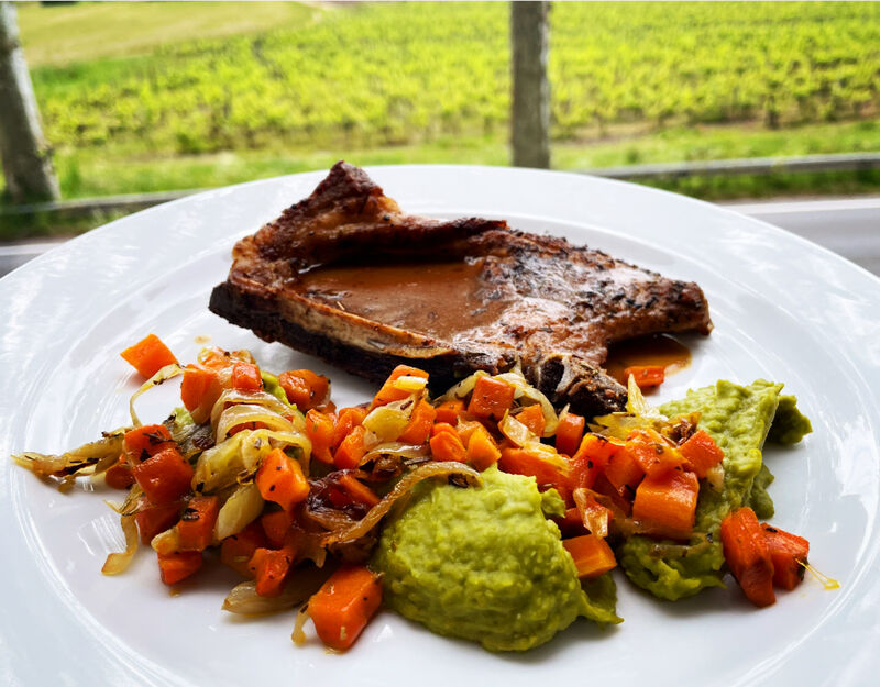 Côte de porc, petits pois, légumes croquants