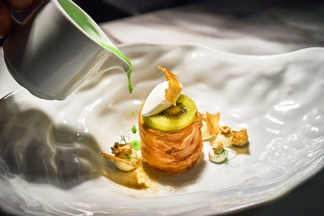 Pastilla au kiwi revisitée, pistache & fleur d’oranger | Restaurant halal Lyon