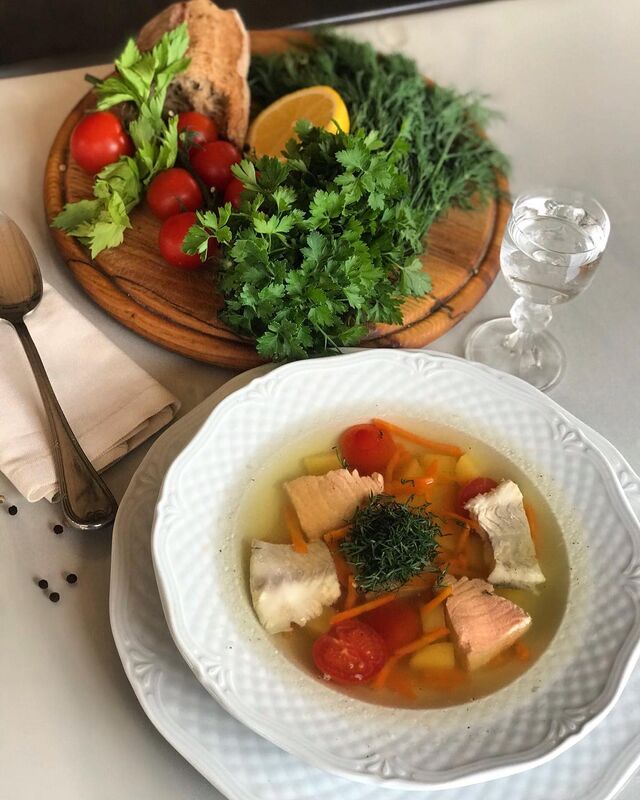 Уха зі шматочками сібаса та лосося