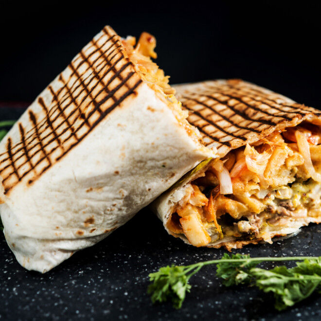 Tacos bœuf et poulet plus frites avec sauce au choix . 