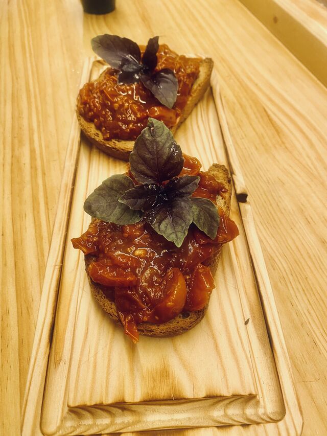 Bruschetta de tomate confitado