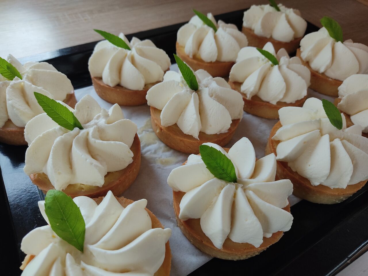 Tartelettes au citron et chantilly à la verveine
