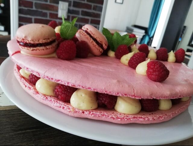 Macaron géant vanille - framboise (crème diplomate à la vanille)