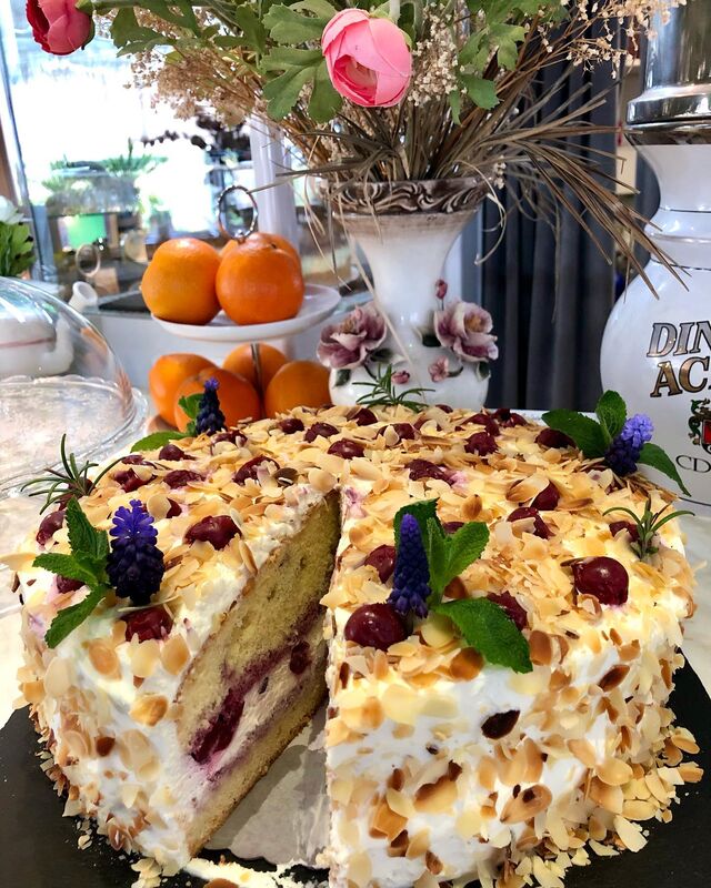 Sauerkirsch-Mandel Torte