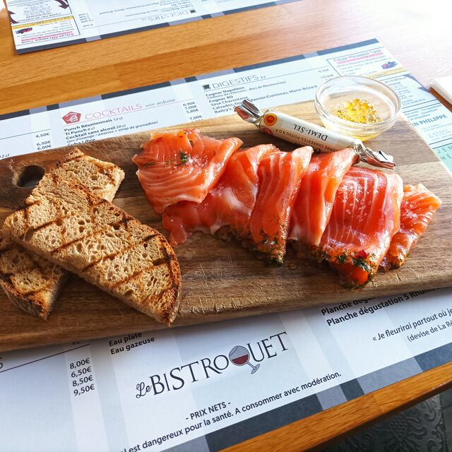 Gravlax de Saumon aux Baies Roses et à l'Aneth 