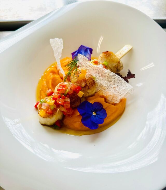 Noix de Saint-Jacques snackées et mousseline de patate douce à la vanille