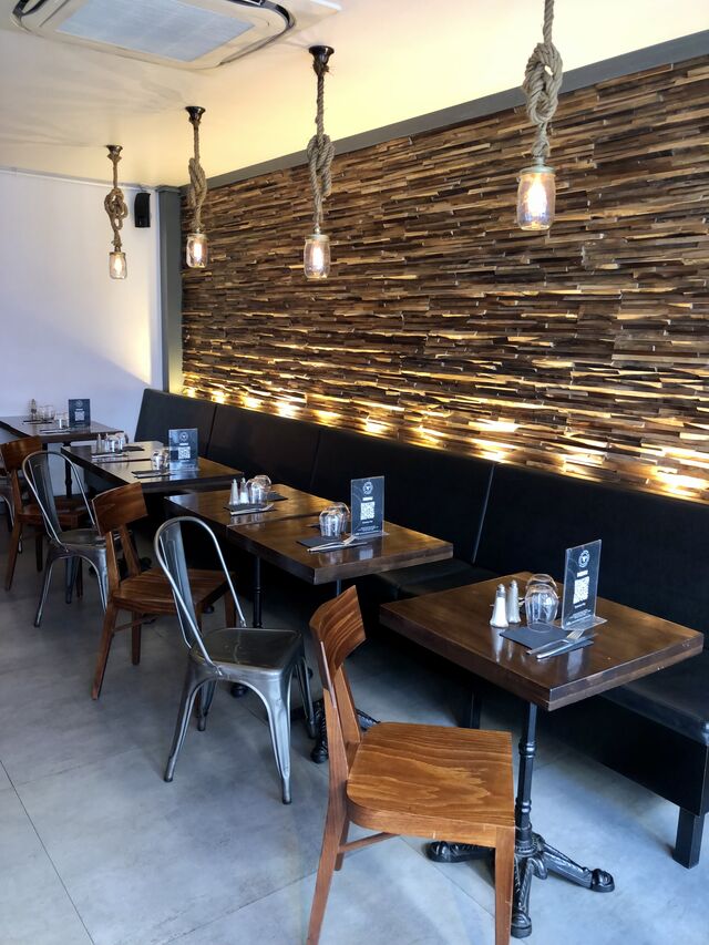 Salle 1 : Nous vous attendons pour déguster un délicieux repas dans un cadre chaleureux et convivial.