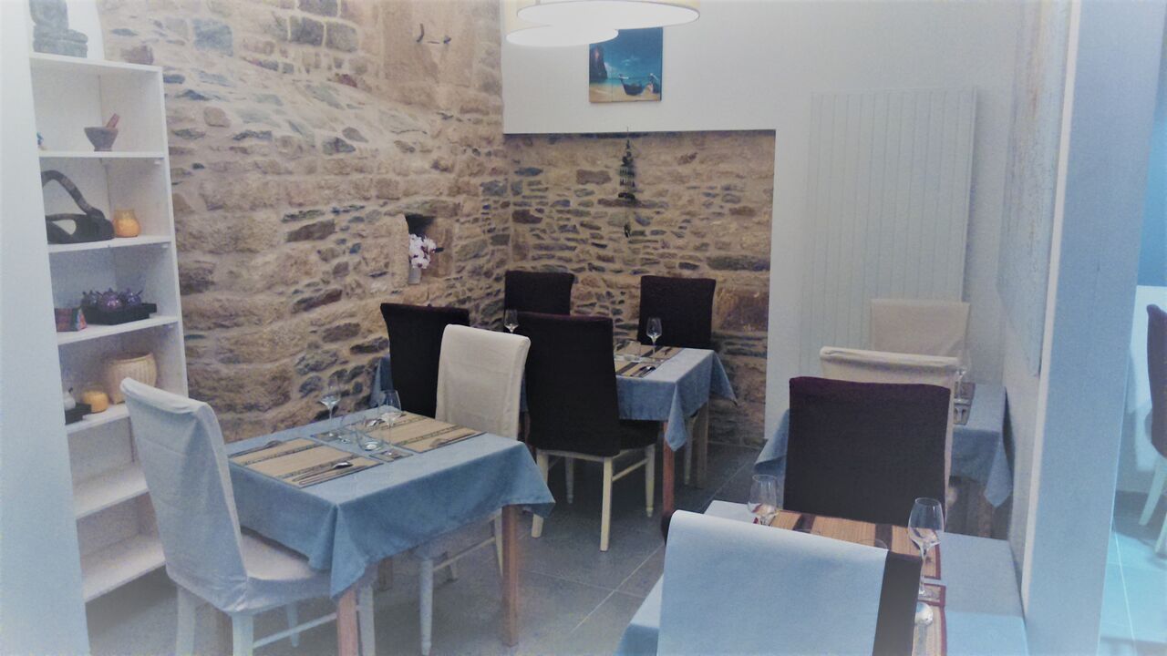 Salle 2 alliant la pierre des vieilles battisses landernéennes et invitation au voyage
12 couverts