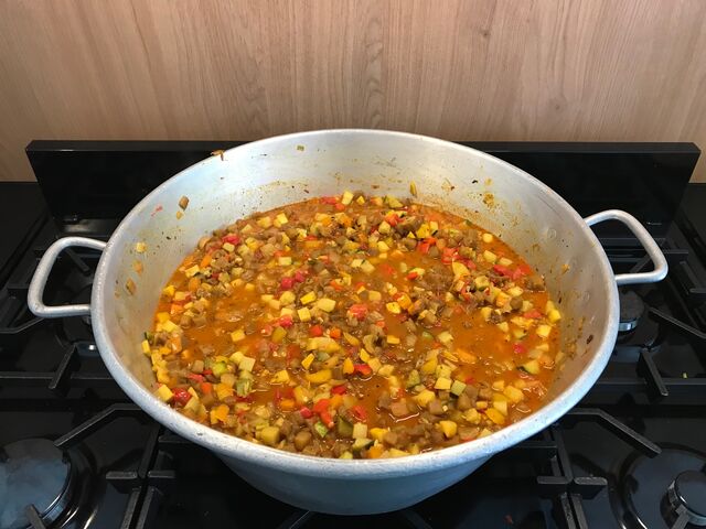 Préparation en grande quantité d'une ratatouille pour un événement