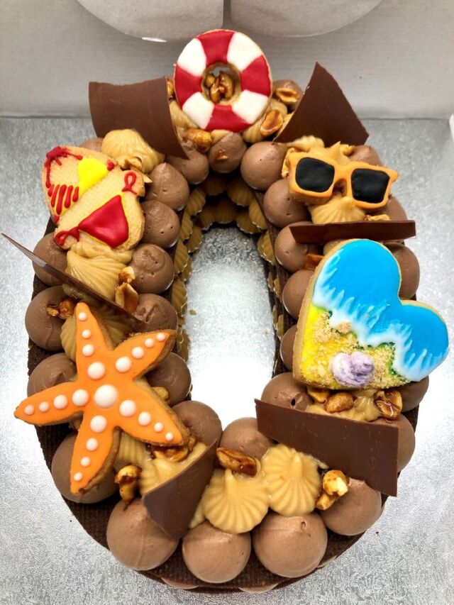 Number cake snickers à thème - sur commande