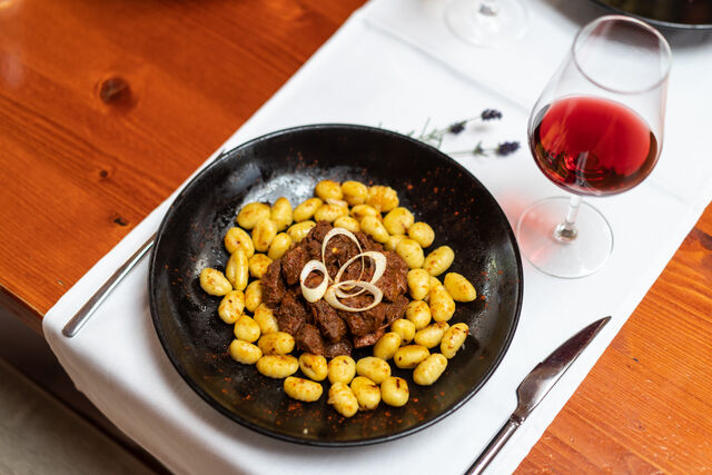 Marhapörkölt pirított hagymás gnoccival