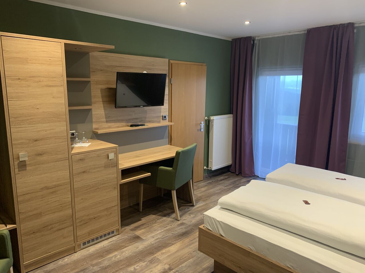 Unsere Doppel- und Dreibettzimmer sind ausgestattet mit Flachbild-TV, Kühlschrank, Tresor und einige Zimmer mit Balkon.