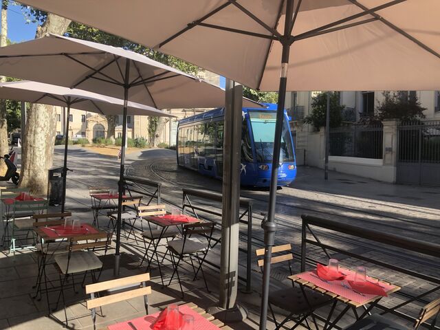 Vue sur la place depuis la terrasse