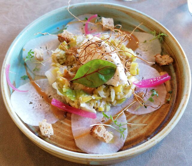 Poireaux, vinaigrette au café, radis Daïkon, chèvre frais au poivre fumé