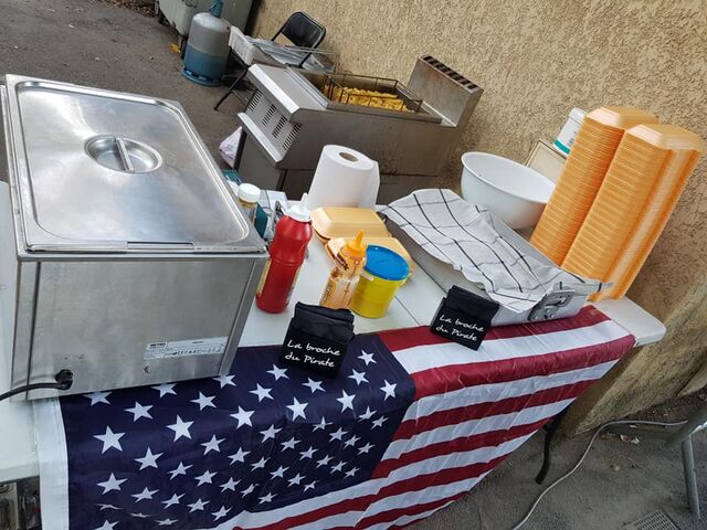 Soirée américaine pour les jeunes l'equipe de foot de Noves ( hotdog/frites/granita)