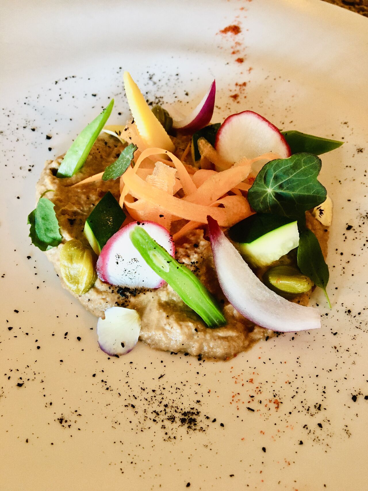 humus de berenjena y aceituna negra con crudites (nuestros menús semanales varían según el chef )