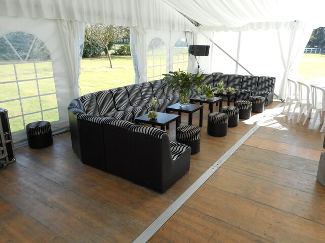 Chauffeuses discothèque, nous pouvons réaliser de nombreuses configurations.
Tables et poufs sont aussi disponibles.