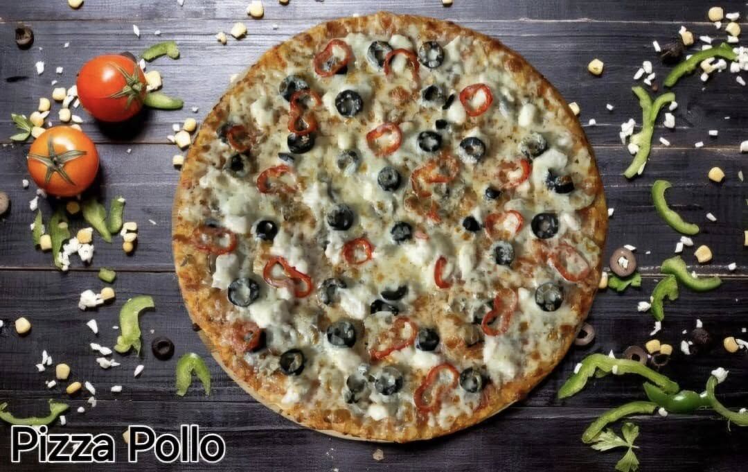 Sos rosii, mozzarella, piept de pui, ardei, masline.