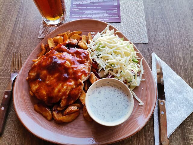 BBQ csirkemell steakburgonyával, friss salátával