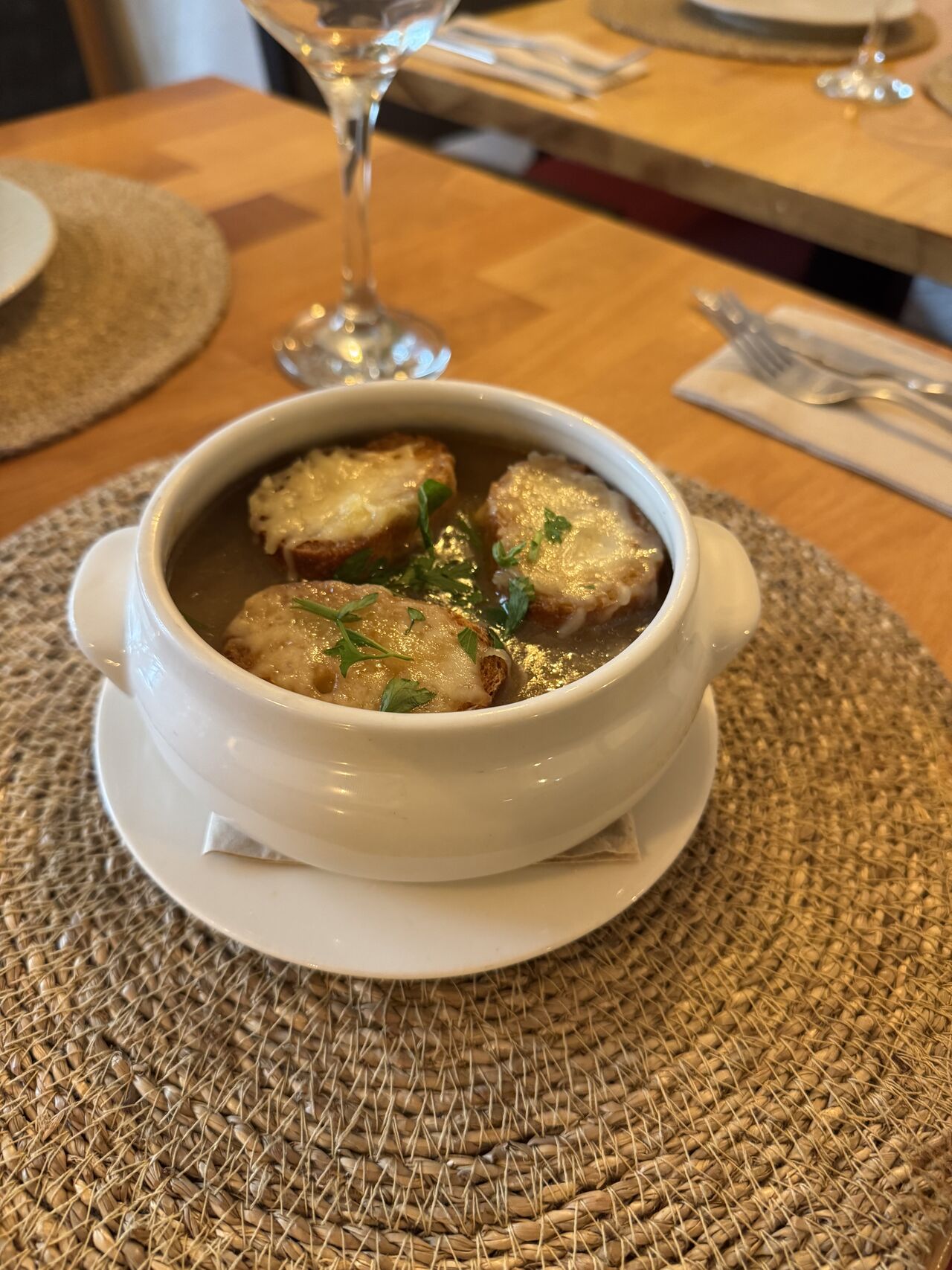 Sopa de cebolla francesa tradicional gratinada / Traditional French onion soup gratinated