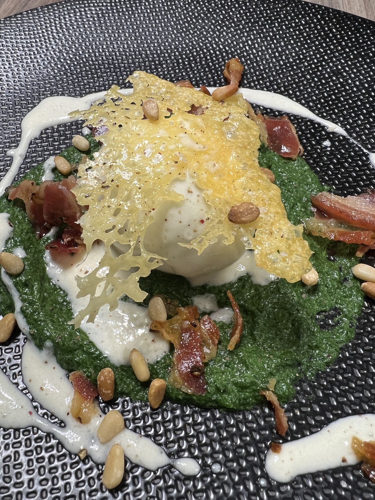 L’Oeuf Mollet Florentine par Sodad, Crème de Comté, Purée d’Epinards, Pancetta et Pignons de Pin