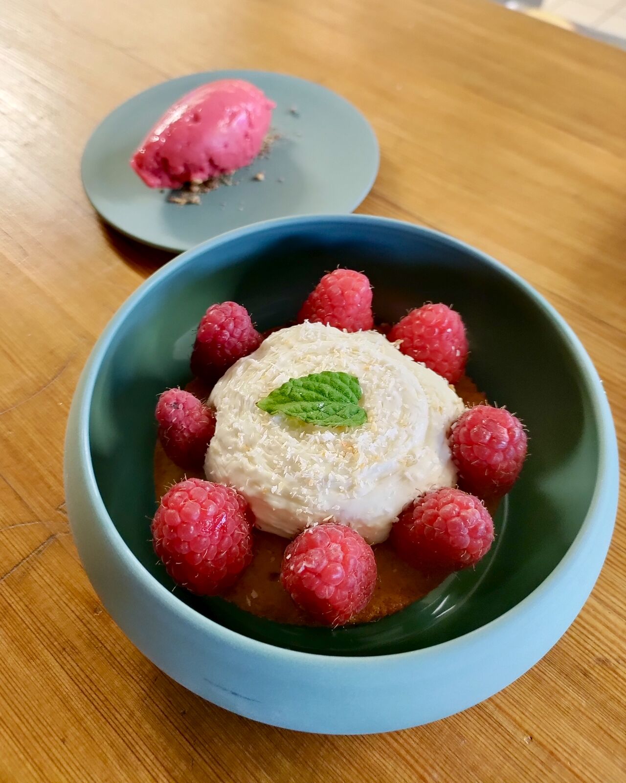 Financier noix de coco et framboises fraîches.