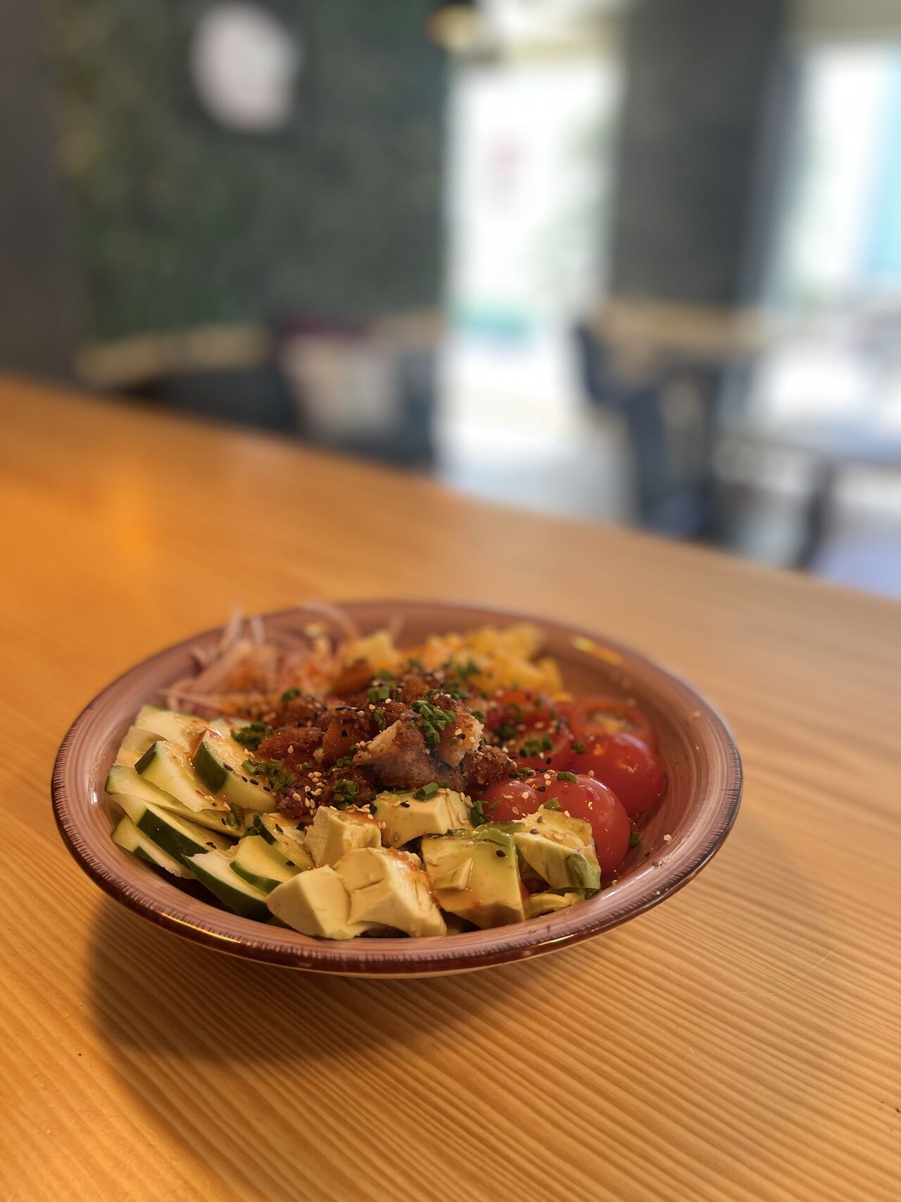 Poke, la opción perfecta para aquellos que llevan una vida mas saludable!
podrás elegir desde la base hasta el topping !