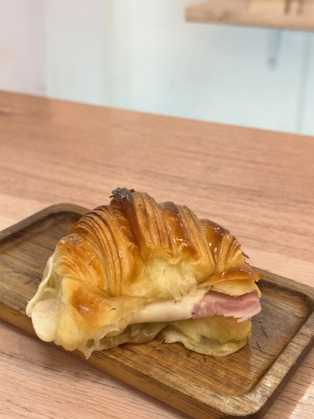 Medialuna con jamón y queso