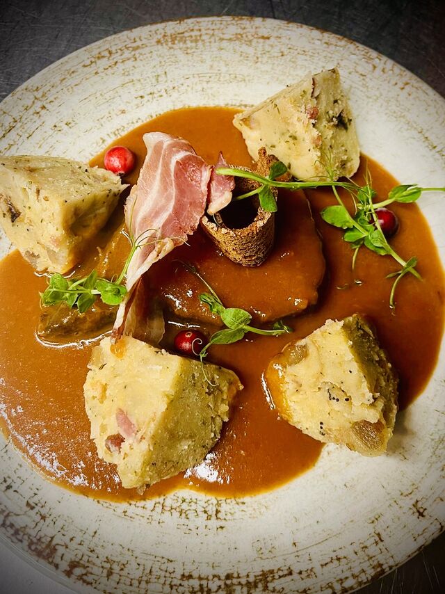 Dančí kýta se šípkovou - zvěřinové hody 