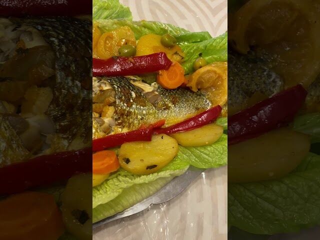 Tajine de saumon avec pommes de terres, poivrons, carottes et citron