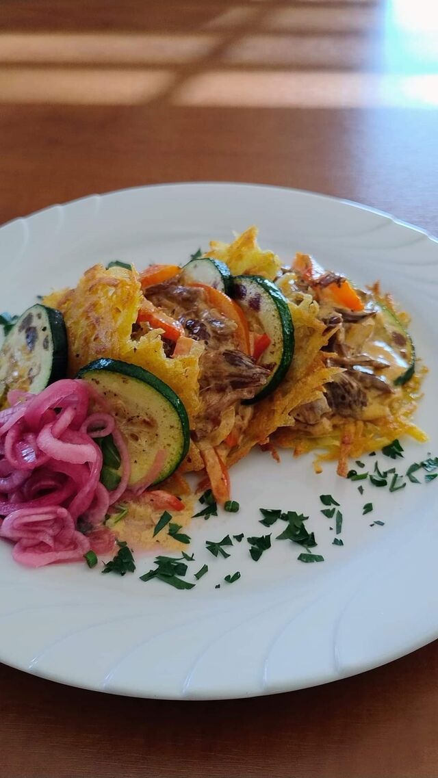 Placki ziemniaczane z warzywami i delikatnym sosem | Potato Pancakes with Vegetables and Delicate Sauce