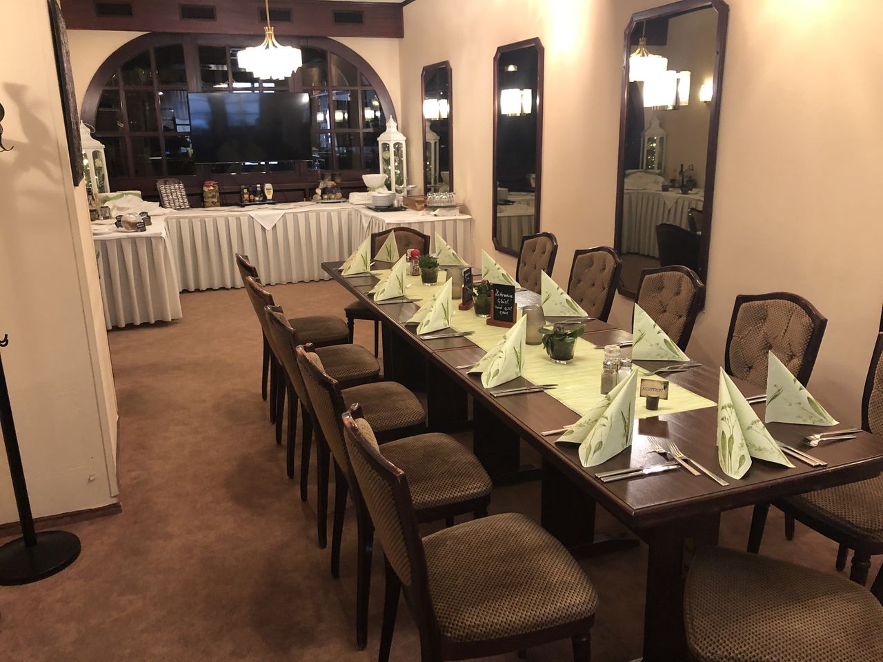 Separater Raum für Feierlichkeiten von bis zu 25 Personen.