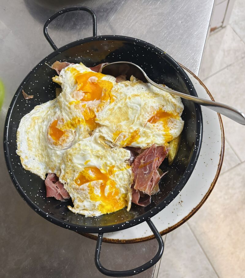HUEVOS ROTOS CON JAMÓN