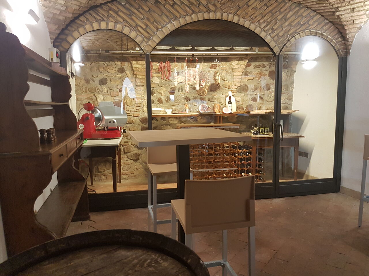 La cantinetta per aperitivi e degustazione di salumi e formaggi