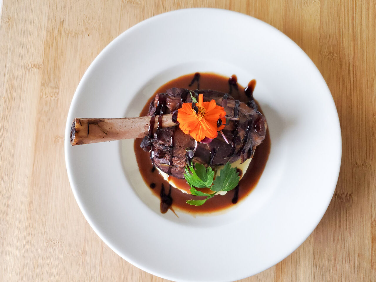 Souris d'agneau confite au thym et romarin /Purée de pomme de terre 17€