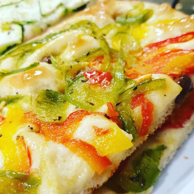 Focaccia con Peperoni e Olive Taggiasche