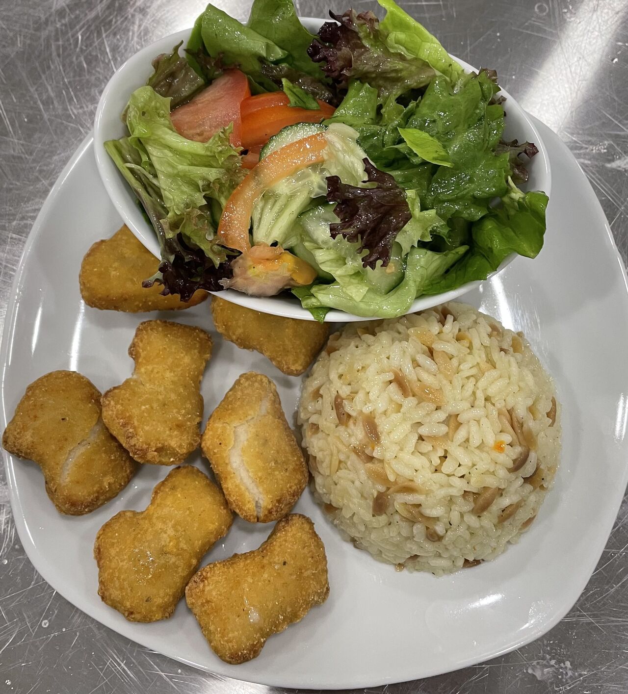 Nuggetsteller mit Pommes 