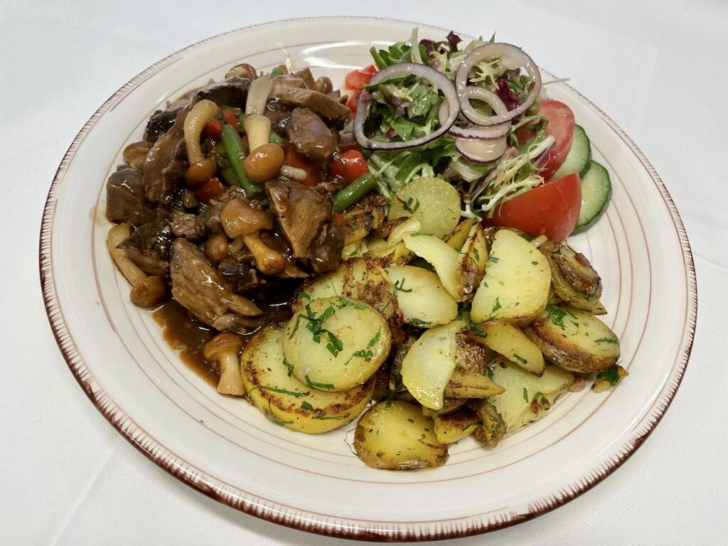 Ragout mit Gemüse und Pilzen und Bratkartoffeln