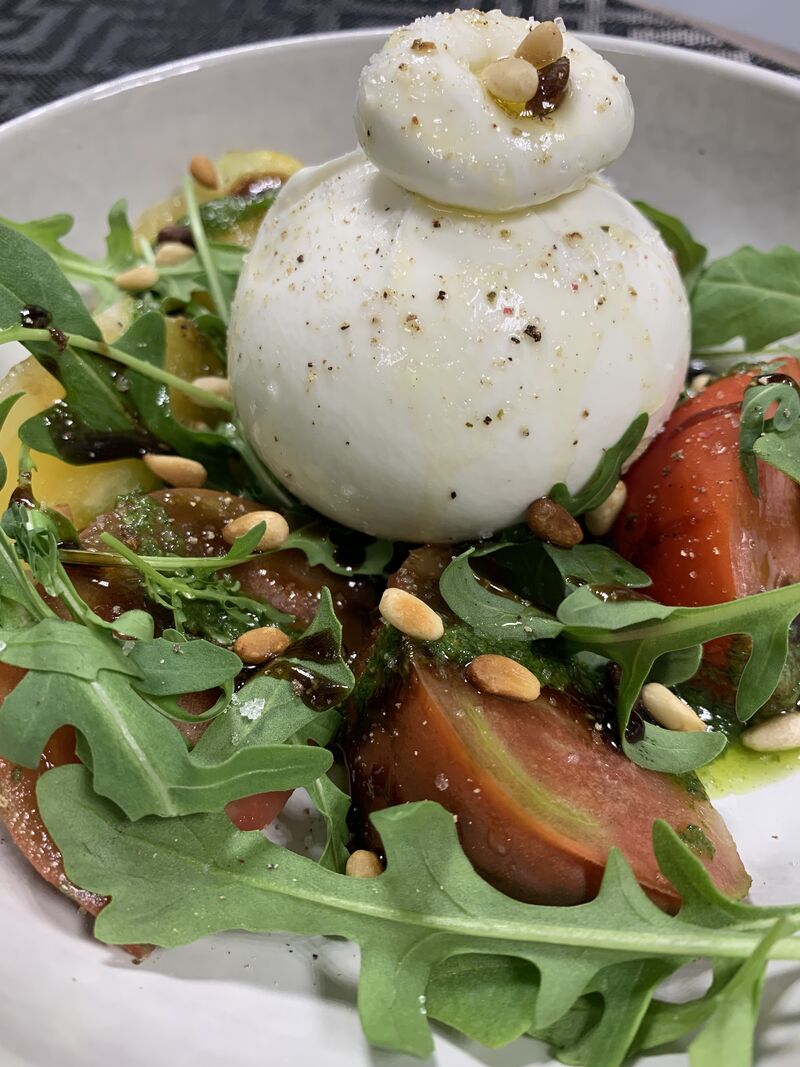 La Burrata Di Bufala, Huile d’Olive du Domaine de Marquiliani, Tomates Anciennes et Pignons de Pin
